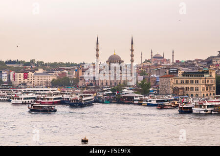 Nuova Moschea (Yeni Cami) con Hagia Sophia (Aya Sofya) dietro si vede attraverso il Golden Horn, Istanbul, Turchia, Europa Foto Stock
