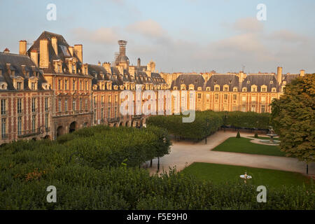Vista della Place des Vosges, Parigi, Francia, Europa Foto Stock