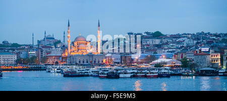 Nuova Moschea (Yeni Cami) sulle rive del Corno Dorato di notte con Hagia Sophia (Aya Sofya) dietro, Istanbul, Turchia, Europa Foto Stock