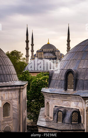 La Moschea Blu (Sultan Ahmed Moschea) visto da Hagia Sophia (Aya Sofya), il Sito Patrimonio Mondiale dell'UNESCO, Istanbul, Turchia, Europa Foto Stock