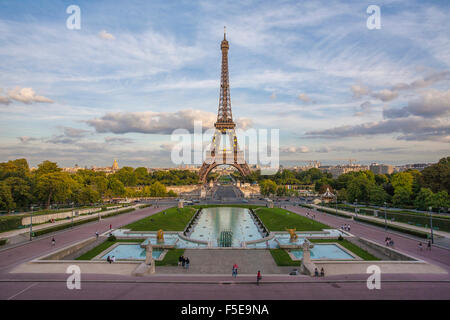 La Torre Eiffel, Champ de Mars, Parigi, Francia, Europa Foto Stock