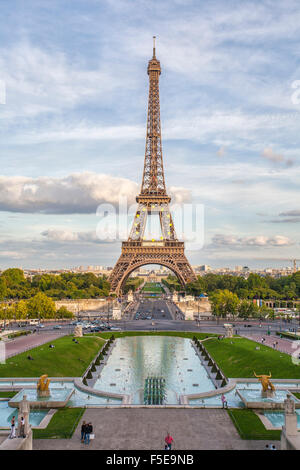 La Torre Eiffel, Champ de Mars, Parigi, Francia, Europa Foto Stock