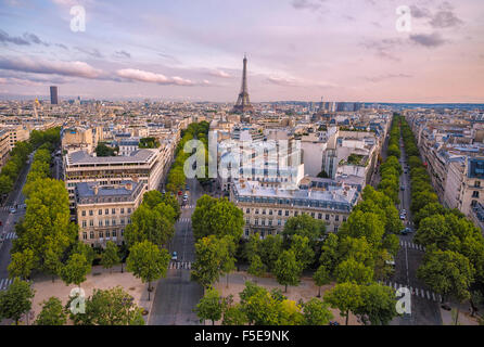 Vista su Parigi al tramonto, Parigi, Francia, Europa Foto Stock