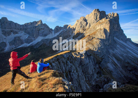Gli escursionisti ammirare i picchi rocciosi Furcella De Furci, Odle, Val di Funes, Alto Adige, Dolomiti, Trentino Alto Adige, Italia, Europa Foto Stock