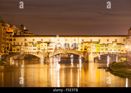 Ponte Vecchio sul fiume Arno a notte, Firenze, Sito Patrimonio Mondiale dell'UNESCO, Toscana, Italia, Europa Foto Stock