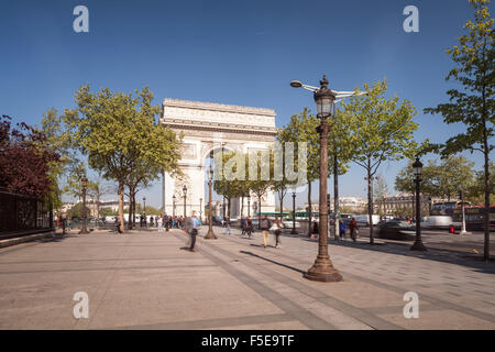 L'Arc de Triomphe e dagli Champs Elysees di Parigi, Francia, Europa Foto Stock