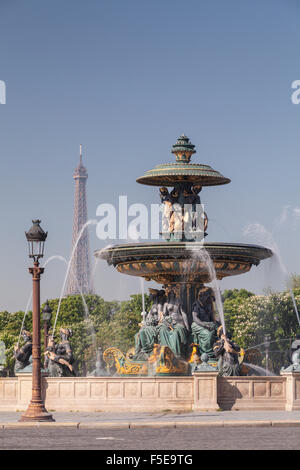 Place de la Concorde e alla Torre Eiffel, Parigi, Francia, Europa Foto Stock