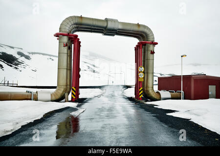 Tubazioni peculiare costruito sopra la strada, Krafla Power Station, è la più grande stazione elettrica geotermica in Islanda, regioni polari Foto Stock