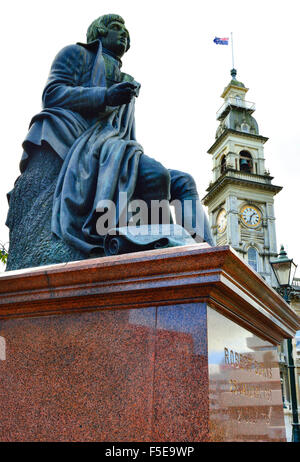 Poeta scozzese Robert Burns Robert Burns statua e le Camere municipali (Dunedin Municipio) dietro , l'Ottagono,Dunedin, Nuova Zelanda. Foto Stock