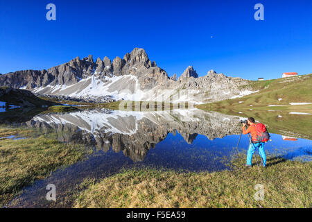 Fotografo cattura il Monte Paterno si riflette nel lago, Sesto, Dolomiti, Trentino Alto Adige, Italia, Europa Foto Stock