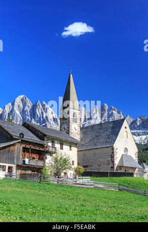 La Chiesa di Ranui e il gruppo delle Odle in background, Maddalena, Val di Funes, Dolomiti, Alto Adige, Italia, Europa Foto Stock