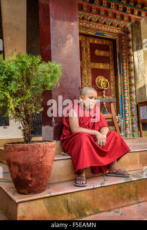 Il debuttante in un tempio buddista a Kathmandu. Foto Stock