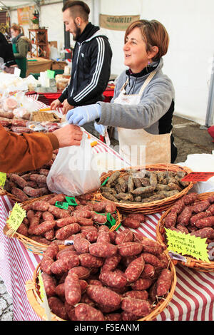 Moncalvo, Italia - Ottobre 18,2015: Vista dettagliata del salame con rispetto i cartellini del prezzo a Moncalvo fiera del tartufo. Foto Stock