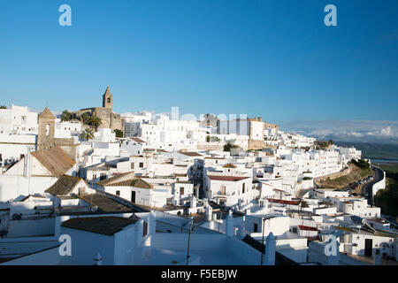 Viste dal tetto del villaggio imbiancate a calce (Pueblos blanca) di Vejer de la Frontera, la provincia di Cadiz Cadice, Andalusia, Spagna, Europa Foto Stock