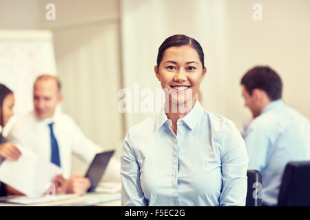 Gruppo di imprenditori sorridente riunione in ufficio Foto Stock