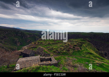 Chiesa a Fortezza Amberd situato sulle pendici del monte Aragat, provincia di Aragatsotn, Armenia, nel Caucaso e in Asia Centrale, Asia Foto Stock