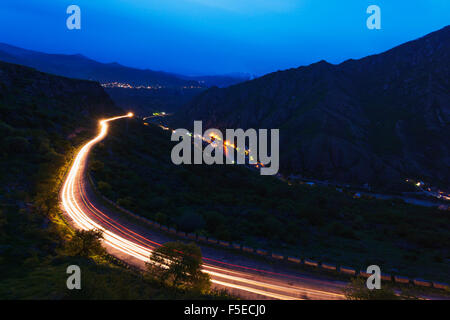 Luci auto sulla strada di montagna, Lori Provincia, Armenia, nel Caucaso e in Asia Centrale, Asia Foto Stock