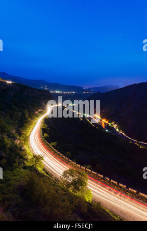 Luci auto sulla strada di montagna, Lori Provincia, Armenia, nel Caucaso e in Asia Centrale, Asia Foto Stock