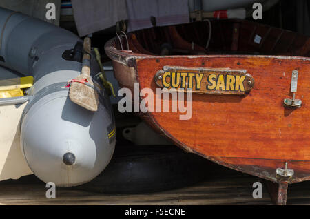 Una moderna imbarcazione gonfiabile si siede accanto a una barca di legno tradizionale Foto Stock