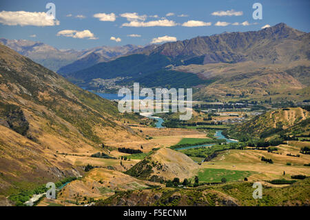 Vista della campagna da Alpine road, vicino a Queenstown, Nuova Zelanda Foto Stock