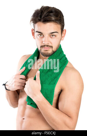 Bello e montare il giovane con grande ponendo in abs con un asciugamano Foto Stock