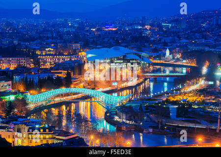 Vista sulla città, Ponte di Pace e di servizio pubblico di casa Hall di giustizia sul fiume Mtkvari, Tbilisi, Georgia, nel Caucaso, in Asia Foto Stock