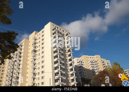 Varsavia Polonia blocchi ad alto luogo appartamenti appartamenti nel quartiere di Muranow costruito negli anni sessanta anni settanta Foto Stock