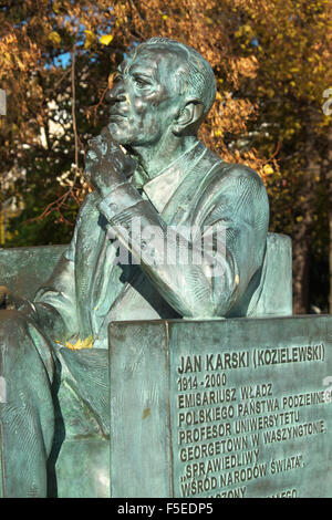 Varsavia, Polonia statua di Jan Karski ( nato Jan Kozielewski ) a WW2 polacco esercito home agente segreto e corriere. Foto Stock