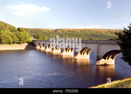 DERBYSHIRE REGNO UNITO-29 Sett:A57 al ponte inferiore serbatoio Derwent come esso si unisce Ladybower serbatoio il 29 settembre 2013, in Peak District UK Foto Stock