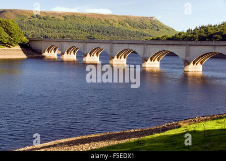 DERBYSHIRE REGNO UNITO-29 Sett:A57 al ponte inferiore serbatoio Derwent come esso si unisce Ladybower serbatoio il 29 settembre 2013, in Peak District UK Foto Stock