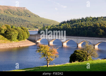 DERBYSHIRE REGNO UNITO-29 Sett:A57 al ponte inferiore serbatoio Derwent come esso si unisce Ladybower serbatoio il 29 settembre 2013, in Peak District UK Foto Stock