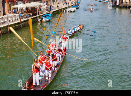 Il Team di prendere parte alla Vogalonga sollevare i loro remi in aria per celebrare il raggiungimento del punto di finitura in Canale di Cannaregio Foto Stock