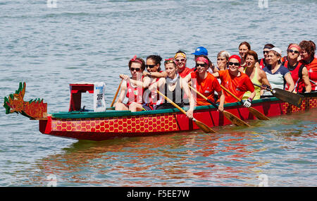 Una squadra di donne che prendono parte alla Vogalonga raggiungono il punto di finitura in Canale di Cannaregio Venezia Veneto Italia Europa Foto Stock