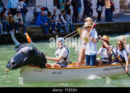 Una barca decorata con una testa di tori e due del team suonano le trombe prendendo parte alla Vogalonga eventi Venezia Veneto Italia Foto Stock