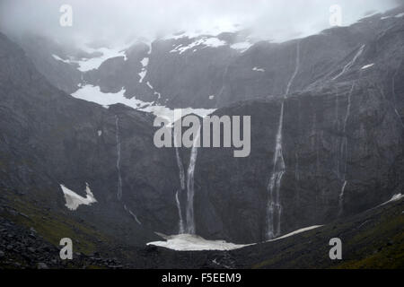 Cascate del ghiacciaio sulla strada a Milford Sound, Parco Nazionale di Fiordland, Isola del Sud, Nuova Zelanda Foto Stock