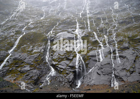 Cascate del ghiacciaio sulla strada a Milford Sound, Parco Nazionale di Fiordland, Isola del Sud, Nuova Zelanda Foto Stock