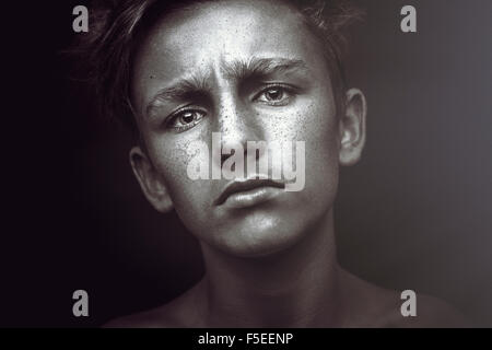 Ritratto di un ragazzo adolescente guardando triste Foto Stock