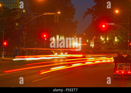 Scene di strada di notte nel centro cittadino di Victoria, Victoria, British Columbia, Canada Foto Stock