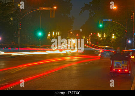 Scene di strada di notte nel centro cittadino di Victoria, Victoria, British Columbia, Canada Foto Stock