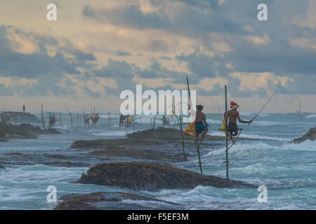 Due pescatori di Swilt che pescano nell'oceano, Galle, Provincia del Sud, Sri Lanka Foto Stock