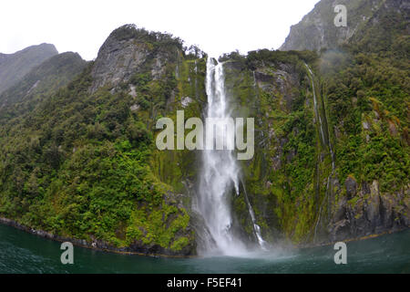 Cascata di Stirling, Milford Sound, Parco Nazionale di Fiordland, Nuova Zelanda Foto Stock