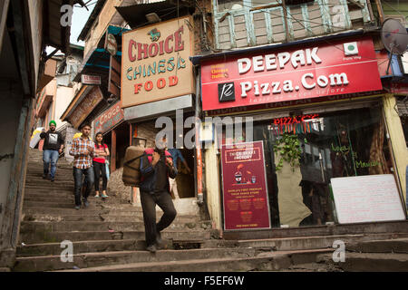 India, Himachal Pradesh, Shimla (Simla), uomo che porta la bombola di gas, giù passaggi tra Mall Road e il Bazaar inferiore Foto Stock