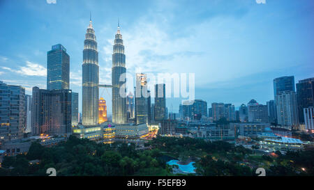 Petronas Twin Towers e lo skyline di Kuala Lumpur in Malesia Foto Stock