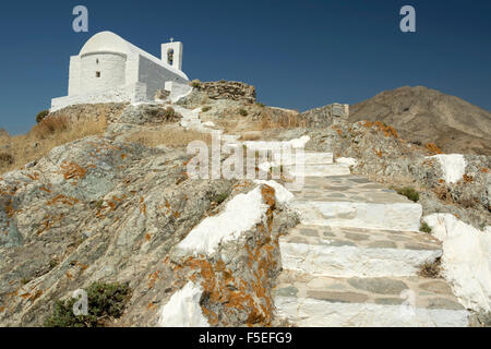 La piccola chiesa bianca che sorge sul punto più alto della città di Serifos Island, Grecia Foto Stock