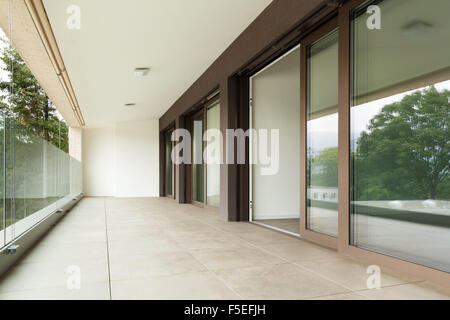 Interno del nuovo appartamento, balcone vista dall'esterno Foto Stock