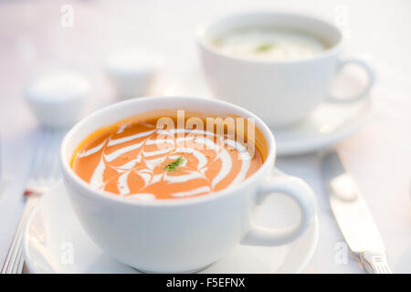 Tazze di zuppa di funghi e pomodoro bisque, Penang, Malaysia Foto Stock