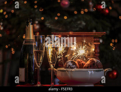 Champagne, olandese "oliebollen' un orologio e brilla per la vigilia di capodanno. Foto Stock