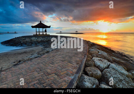 Gazebo a mare, Sanur, Bali, Indonesia Foto Stock