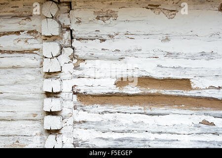 Vintage texture di sfondo. Pareti in legno di vecchia casa rurale da log ricoperta di argilla come una texture di sfondo. Foto Stock