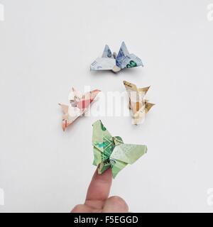 Origami farfalle fatte di carta moneta Foto Stock